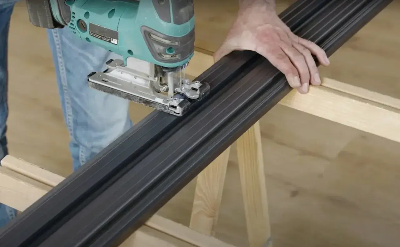 Cięcie lameli piłą włosową. Zastanawiasz się, czym przykleić lamele do ściany? Najpierw przygotuj je, dopasowując długość.