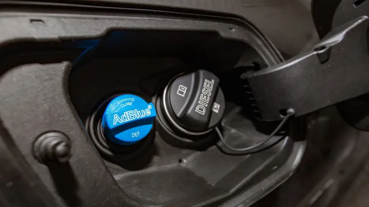 Korek AdBlue i wlewu paliwa w Mercedesie Sprinterze diesel.