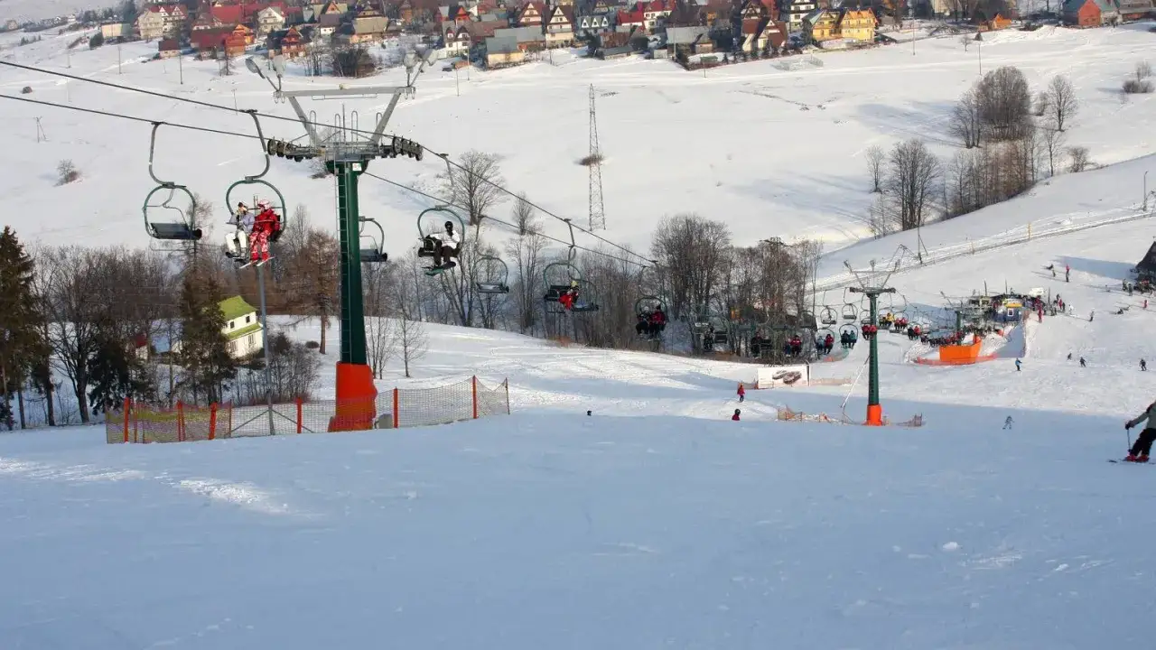 Wyciąg krzesełkowy w Bukowinie Tatrzańskiej. Zobacz, co warto zobaczyć zimą w tej malowniczej miejscowości!