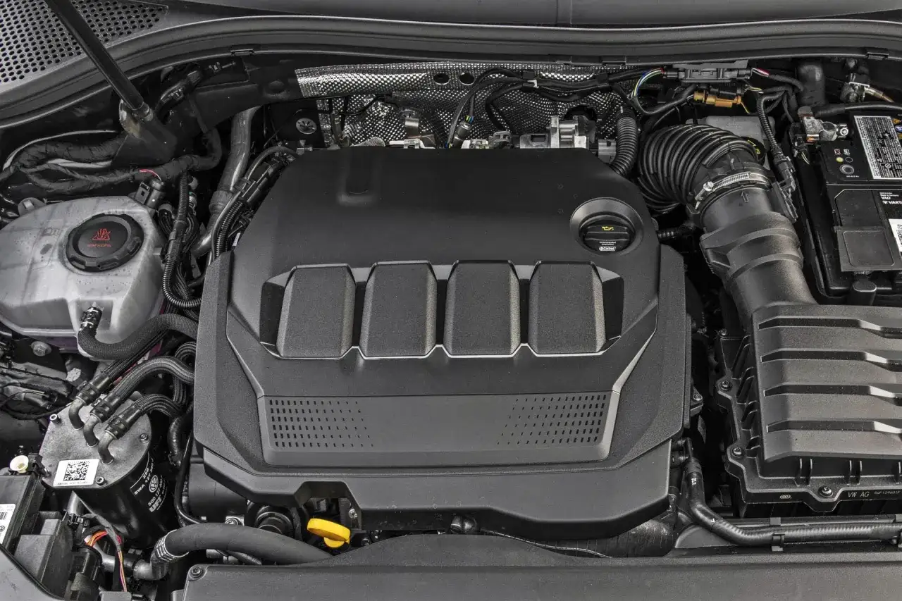 Silnik VW Tiguan. Zastanawiasz się, jaki silnik wybrać? Ten widok pod maską może pomóc w podjęciu decyzji.