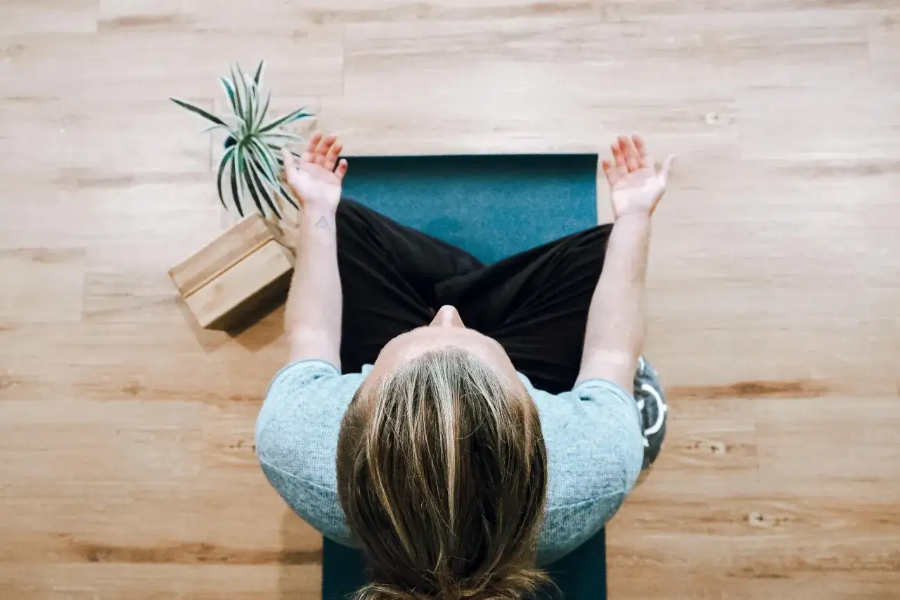 osoba medytująca spokój mindfulness