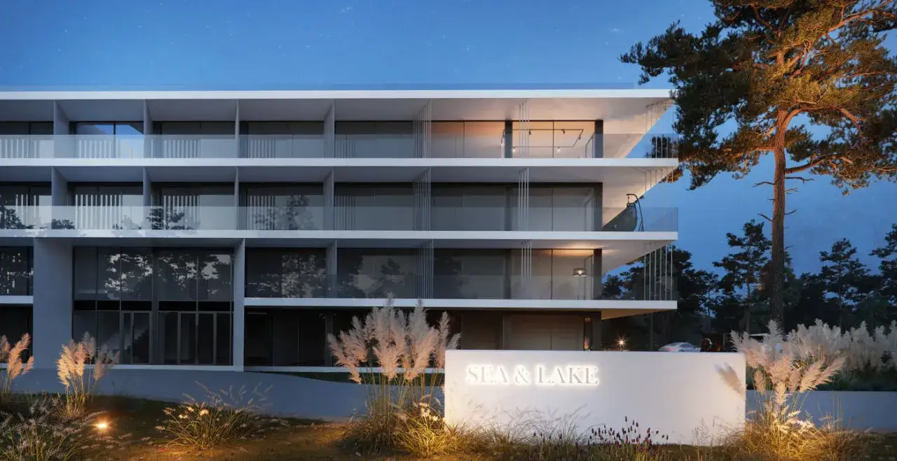 nowoczesny apartamentowiec nad morzem i starszy budynek mieszkalny