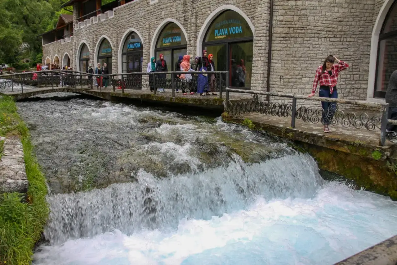 Wodospad przy restauracji 