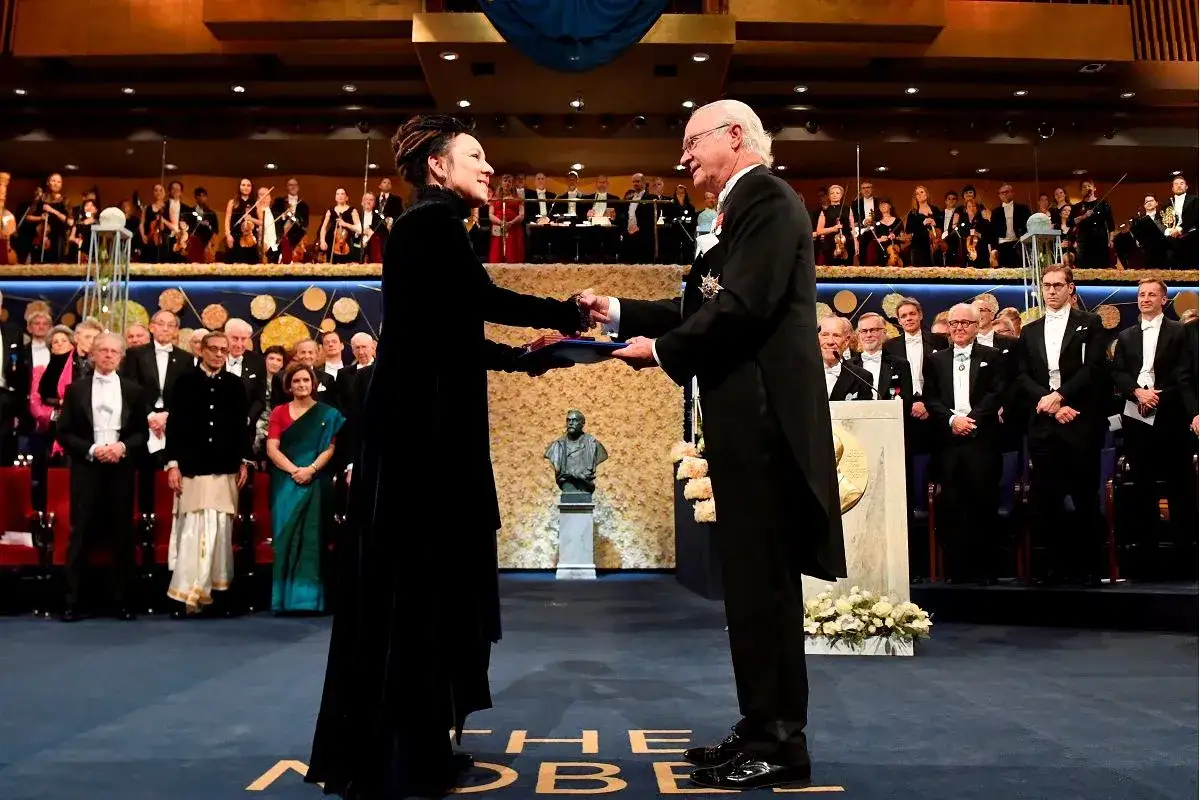 Olga Tokarczuk odbiera Nagrodę Nobla. Kr&oacute;l Szwecji wręcza jej dyplom i medal podczas uroczystej gali.