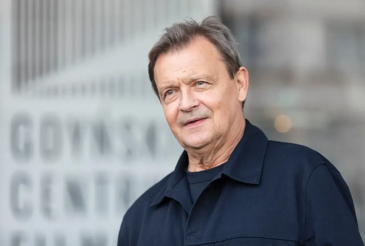 Portret Jana Frycza, aktora znanego z wielu filmów, seriali i programów.