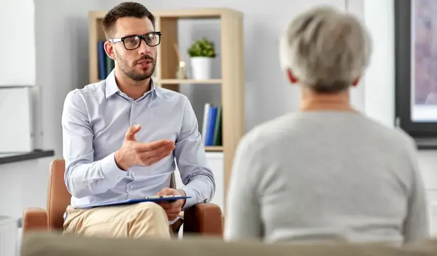 psychoterapeuta rozmawia z pacjentem, gabinet psychologiczny