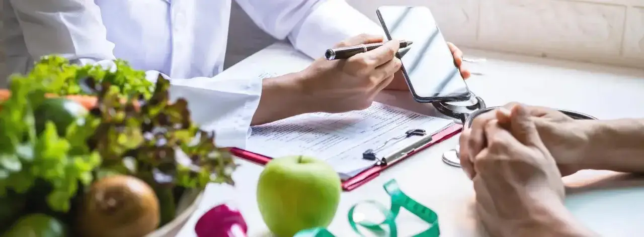 osoba przygotowująca się do badania krwi, zdrowa dieta przed badaniem