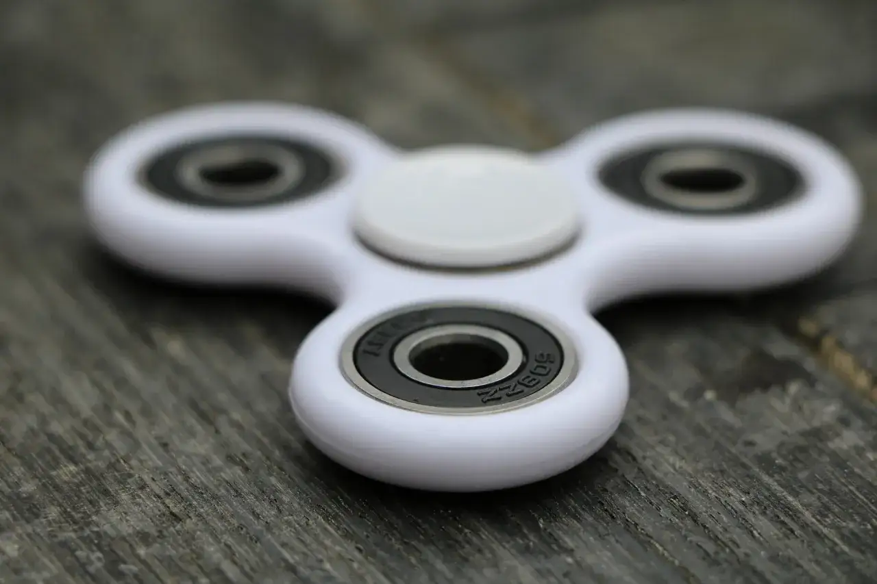 Zdjęcie Kiedy były modne fidget spinner? Odkryj ich zaskakującą popularność