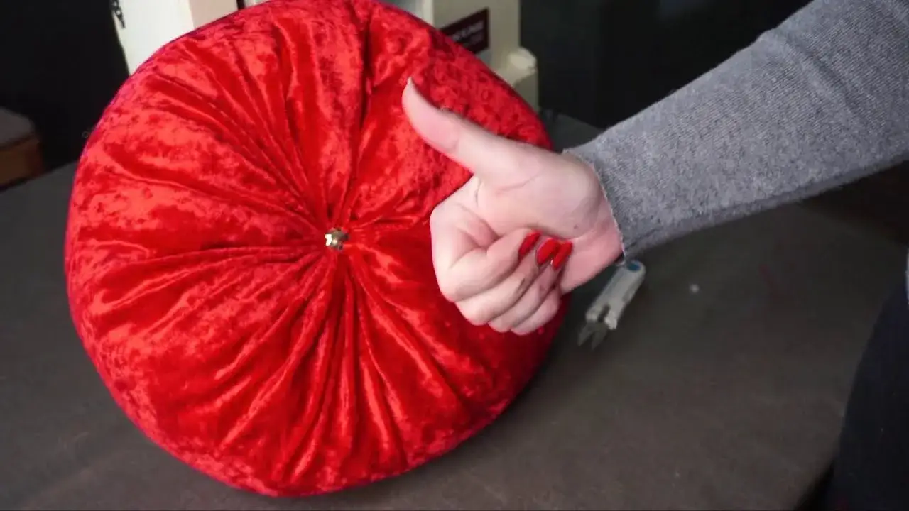 Zdjęcie Jak uszyć pokrowiec na okrągłą poduszkę i uniknąć typowych błędów