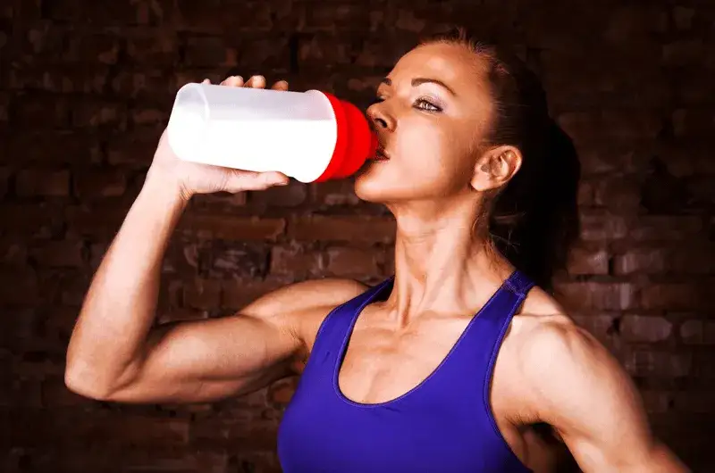 osoba pijąca shake proteinowy rano lub wieczorem