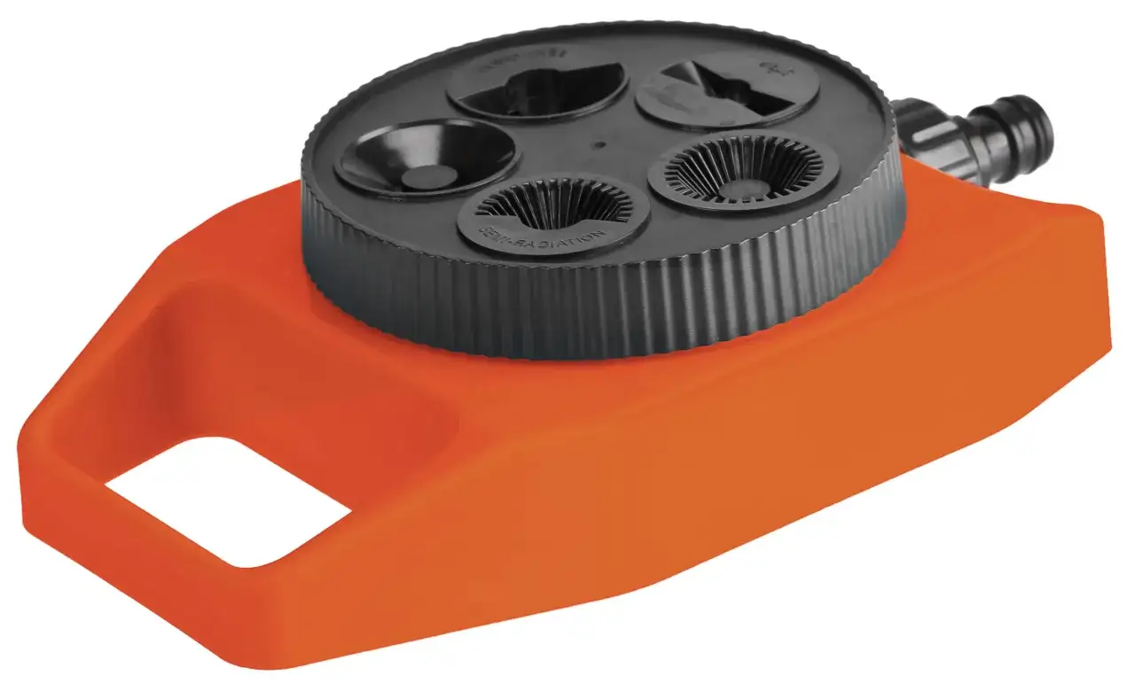 zraszacz statyczny w ogrodzie małe rabaty