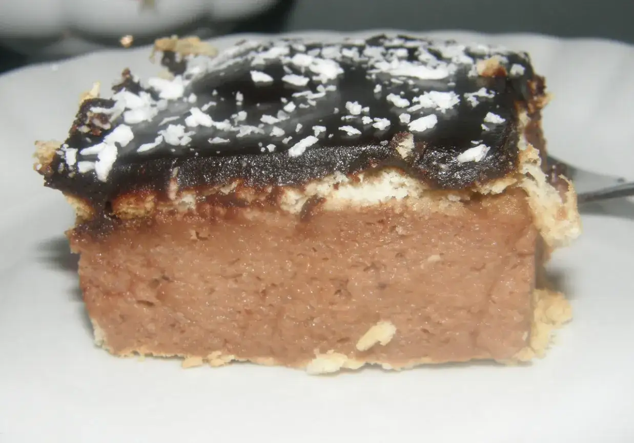 Pyszne ciasto z kaszy manny, polane czekoladą i posypane wiórkami. Idealne na dietetyczny deser.