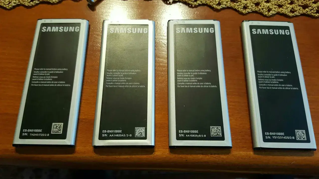 Cztery baterie Samsung EB-BN910BBE. S/N: TH2H5172S/2-B. Chcesz wiedzieć, jak sprawdzić ile lat ma telefon? Sp&oacute;jrz na numer seryjny baterii.