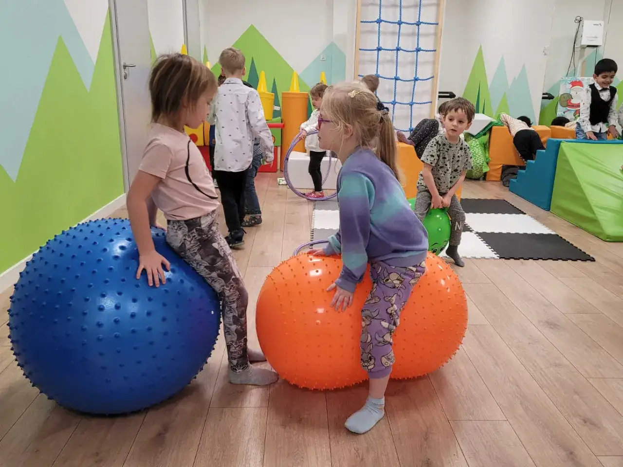 dziecko podczas badania integracji sensorycznej, zabawa z terapeutą, sensory gym