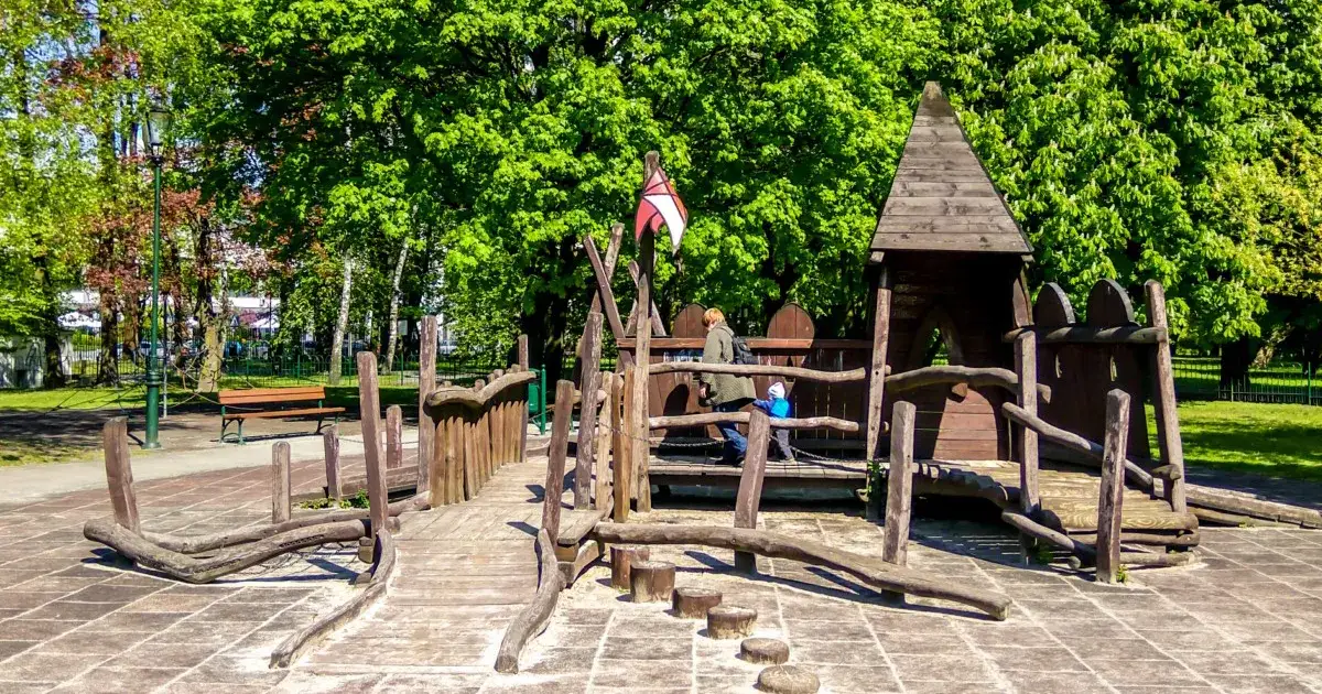 dzieci bawiące się w parku jordana krak&oacute;w