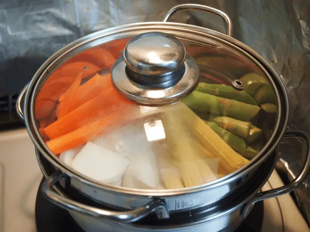 gotowanie warzyw w garnku