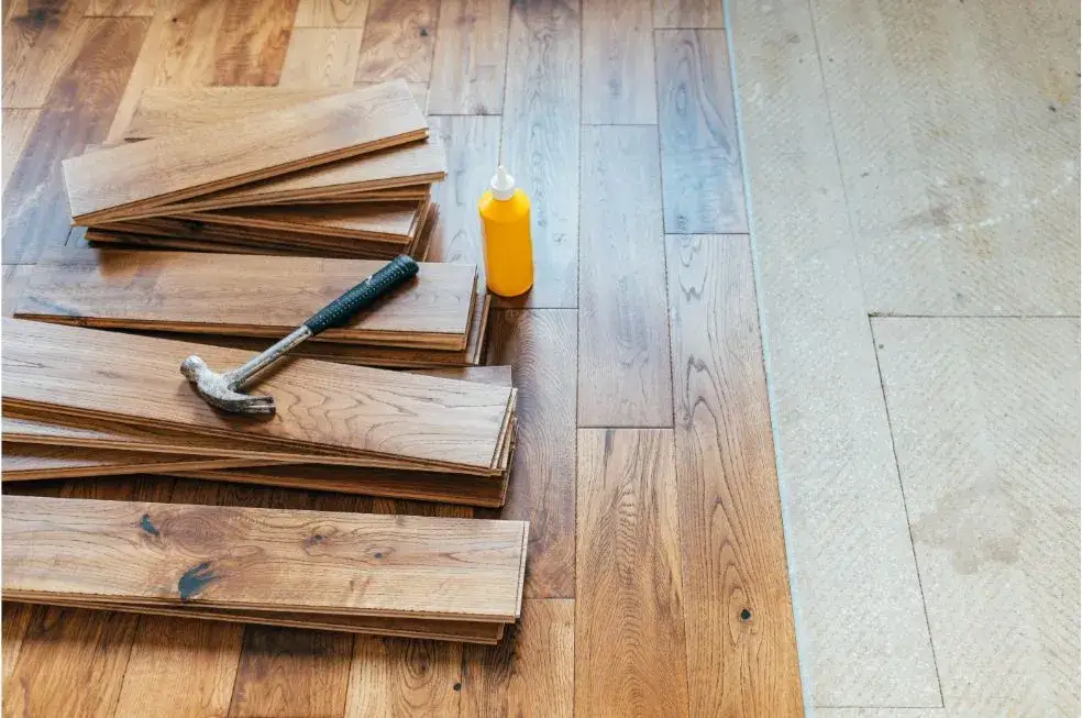 uszkodzone panele podłogowe rozpuszczalnik