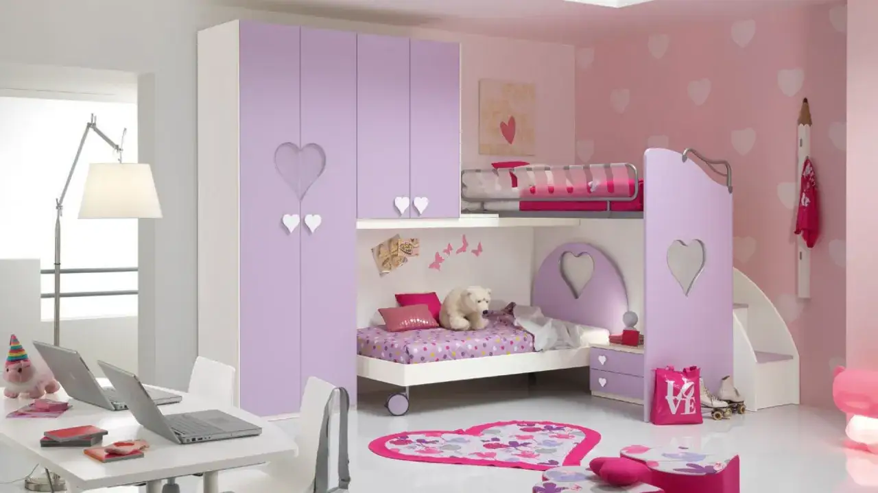 Uroczy pokój dla dwóch dziewczynek z łóżkiem piętrowym, fioletową szafą i biurkiem. Serduszka zdobią meble i ściany.