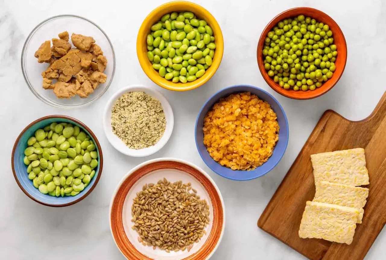 Miseczki z edamame, soczewicą, groszkiem, nasionami słonecznika, sezamem, tofu i tempeh &ndash; idealne składniki na zdrową dietę wegańską.