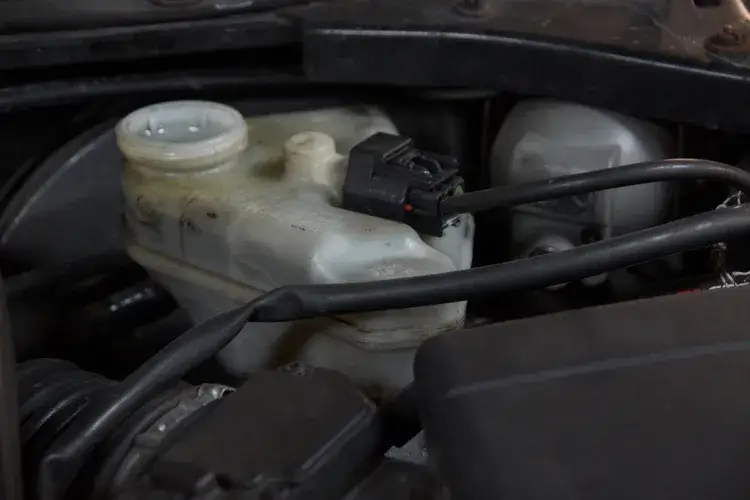 wyciek płynu sprzęgła pod pedałem vs pod samochodem