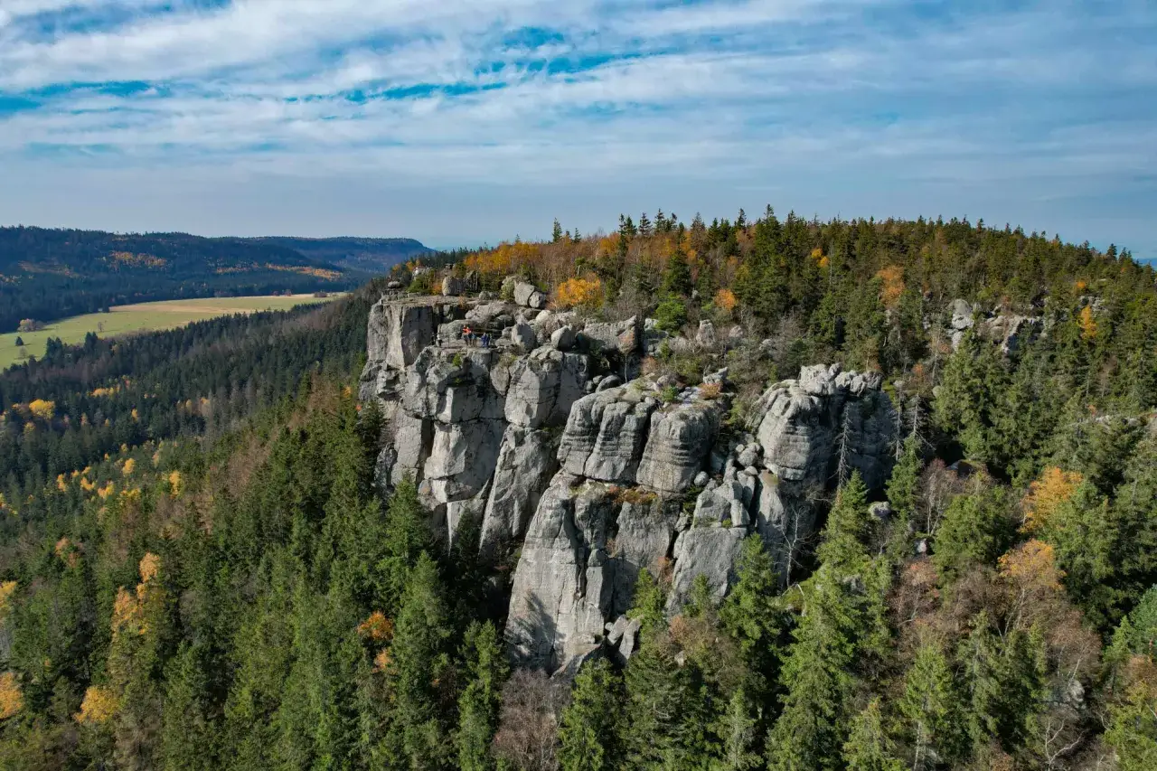 Malownicza panorama Gór Stołowych z zaznaczonymi miejscowościami lub charakterystyczny krajobraz skalny