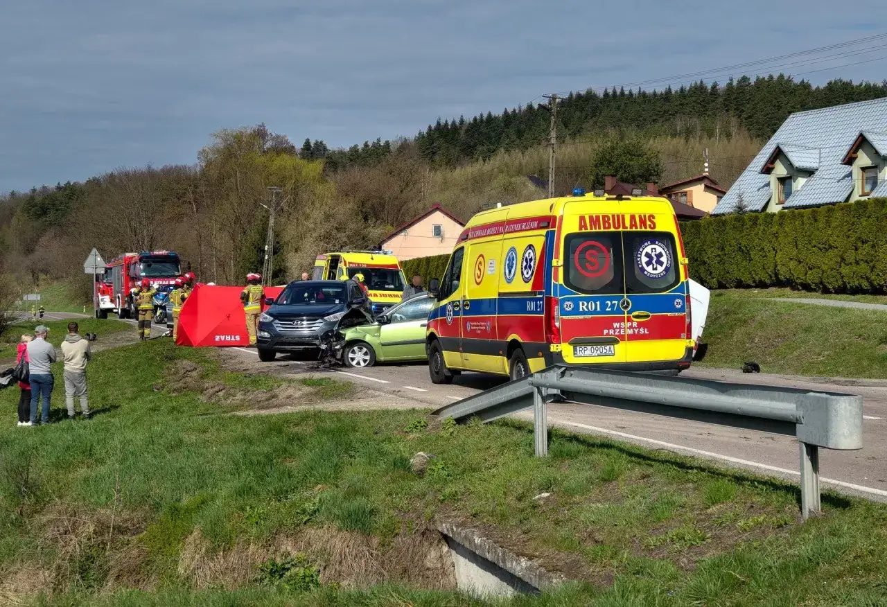 Wypadek drogowy z udziałem straży pożarnej i karetki. Skutki wyjścia w góry bez naładowanego telefonu i aplikacji ratunek.