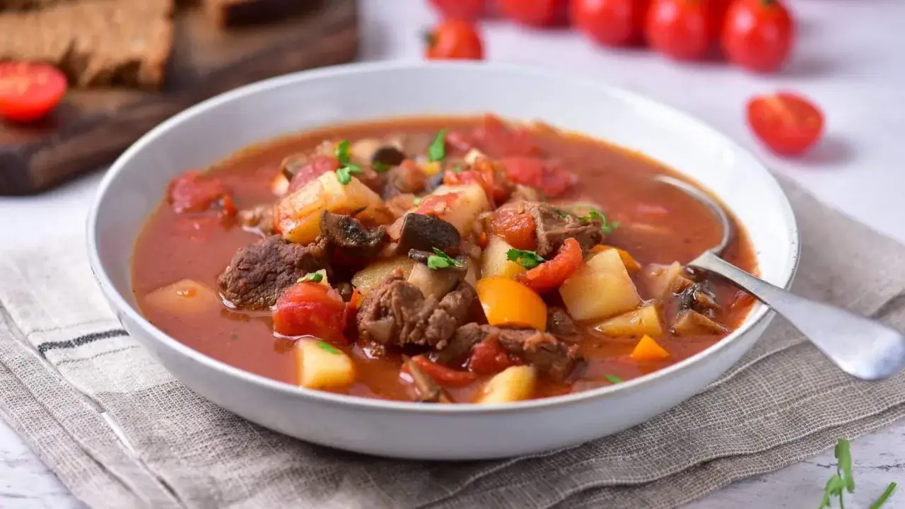 zupa gulaszowa wołowina wieprzowina porównanie