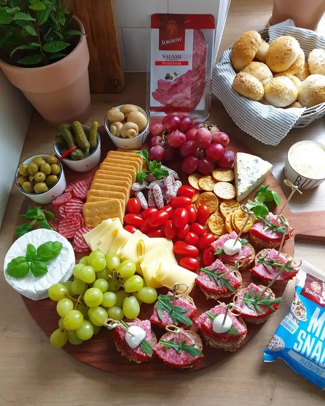 Zdjęcie Co dla gości do jedzenia? 10 łatwych i efektownych przekąsek na imprezę