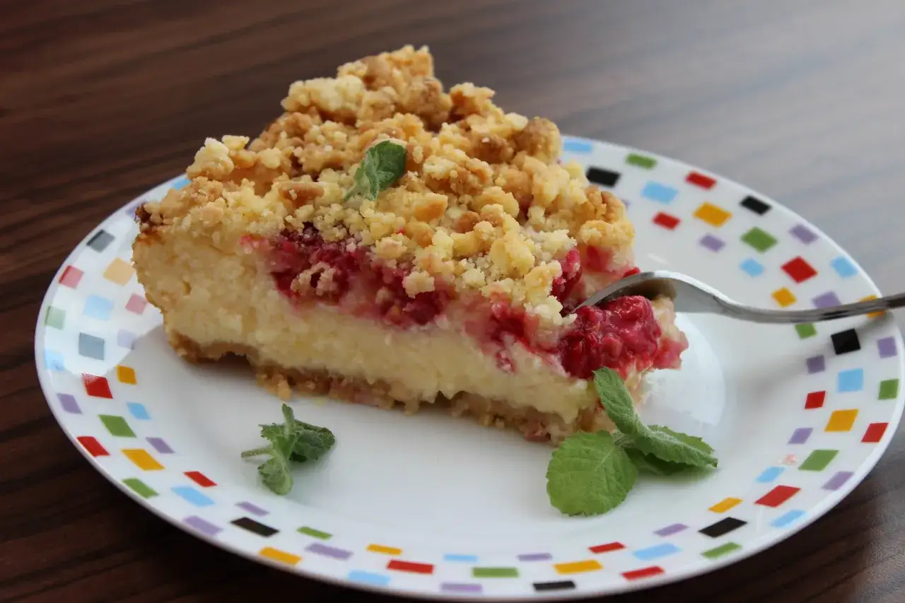 Pyszny sernik z malinami i kruszonką. Ile czasu piec sernik z 1kg sera? Około 60-70 minut w 180°C.