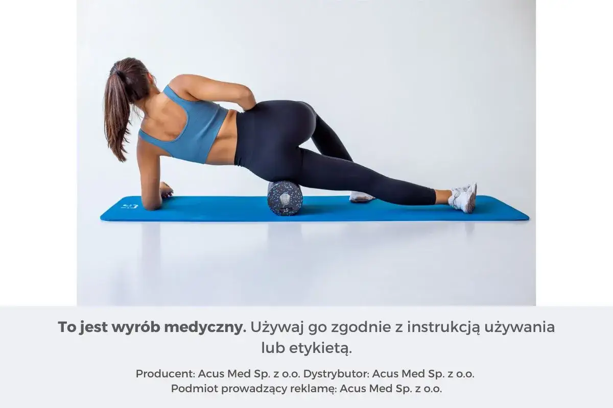 Kobieta na macie rehabilitacyjnej roluje udo na rollerze. Idealne rolowanie przed czy po treningu dla lepszej regeneracji.