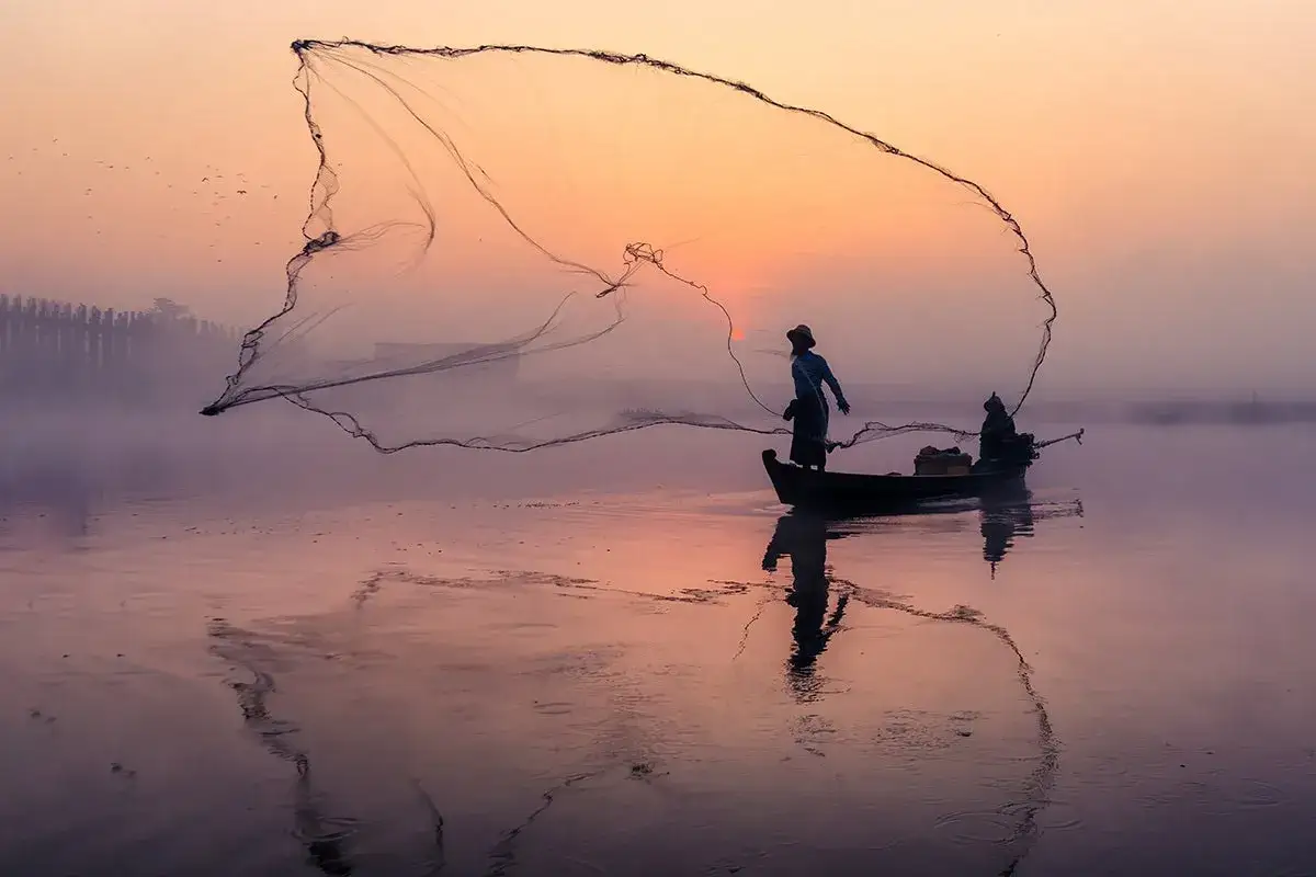 Wędkarz o wschodzie słońca