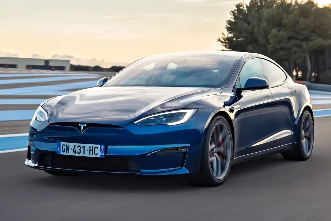 Niebieska Tesla Model S pędzi po torze wyścigowym. Zastanawiasz się, ile kosztuje Tesla Model S?
