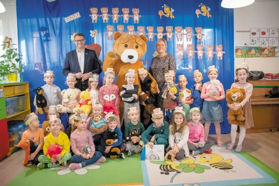 dzieci świętujące dzień pluszowego misia