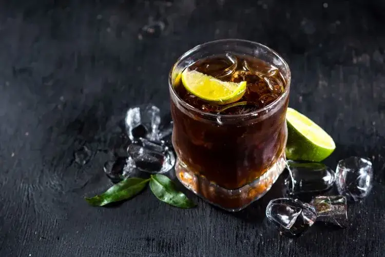 Zdjęcie Z czym pić whisky Ballantine's? Odkryj najlepsze połączenia smakowe