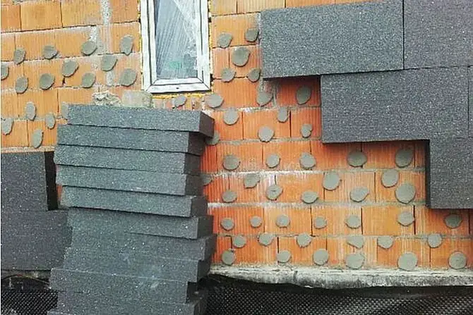 elewacja styropian grafitowy pęknięcia naprężenia termiczne