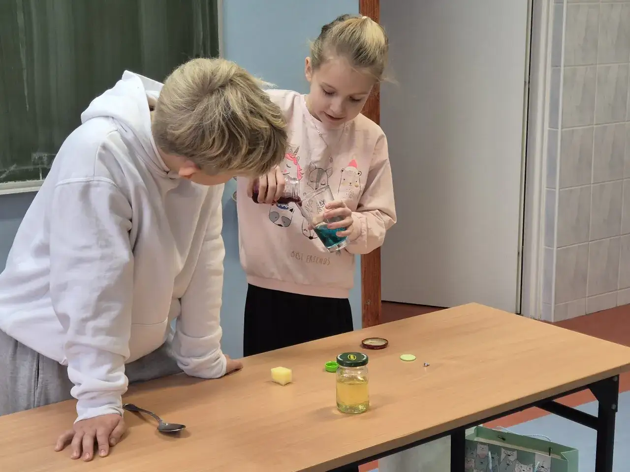 tęcza w szklance eksperyment, wieża gęstości dla dzieci