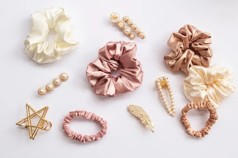 różne rodzaje materiałów na gumki do włosów scrunchie