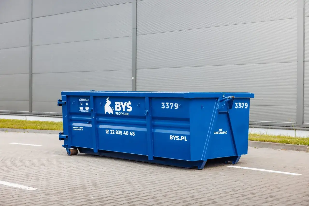 Duży, niebieski kontener na odpady budowlane, idealny do wywozu płyt gk. Zapewnia wygodne rozwiązanie dla remontów.