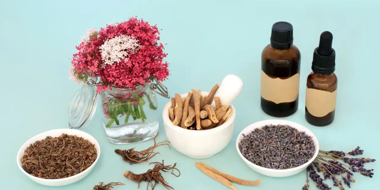 Naturalne składniki, jak waleriana, lawenda i korzenie, mogą pom&oacute;c w walce z bezsennością.