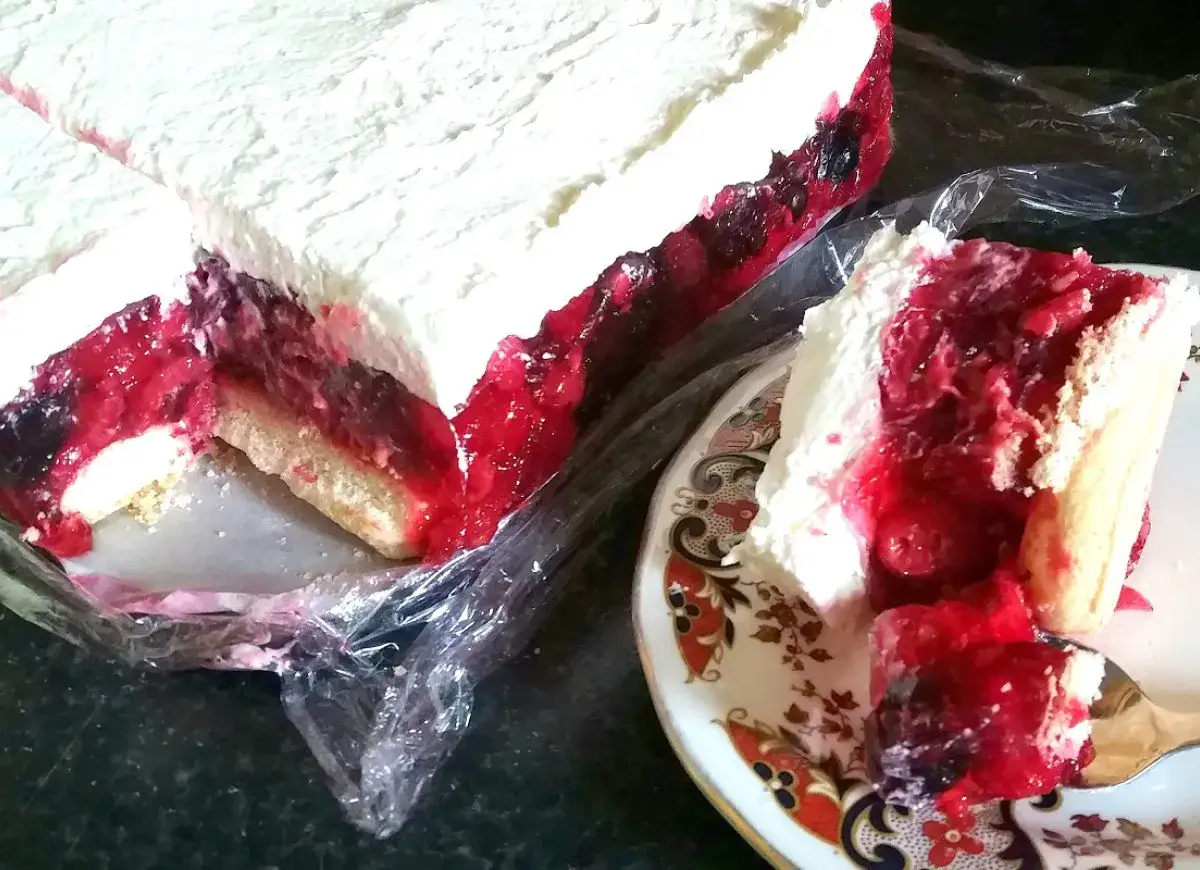 Malinowa chmurka z owocami leśnymi i bitą śmietaną, pyszna i świeża. Ile może stac malinowa chmurka? Zależy od apetytu!