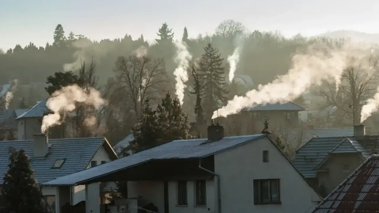 Dym z komin&oacute;w unosi się nad osiedlem, tworząc mglistą zasłonę. To znak, że zła jakość powietrza jest problemem w tej okolicy.