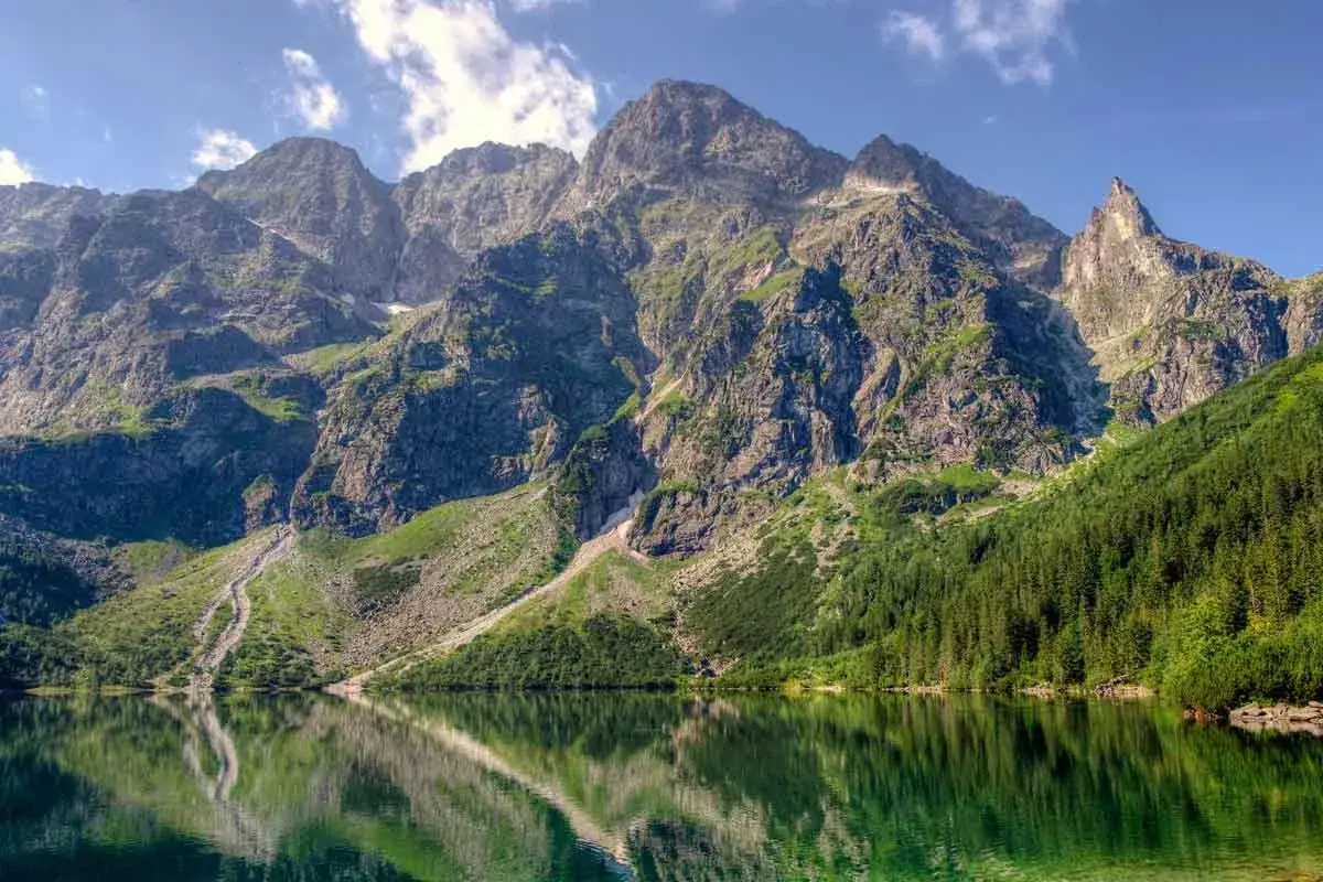 Majestatyczne, najwyższe pasma górskie w Polsce odbijają się w krystalicznie czystym jeziorze Morskie Oko.