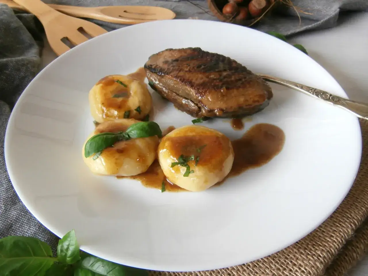 Kaczka z kluskami i sosem – idealne danie, by zastanowić się, co podać na świąteczny obiad.