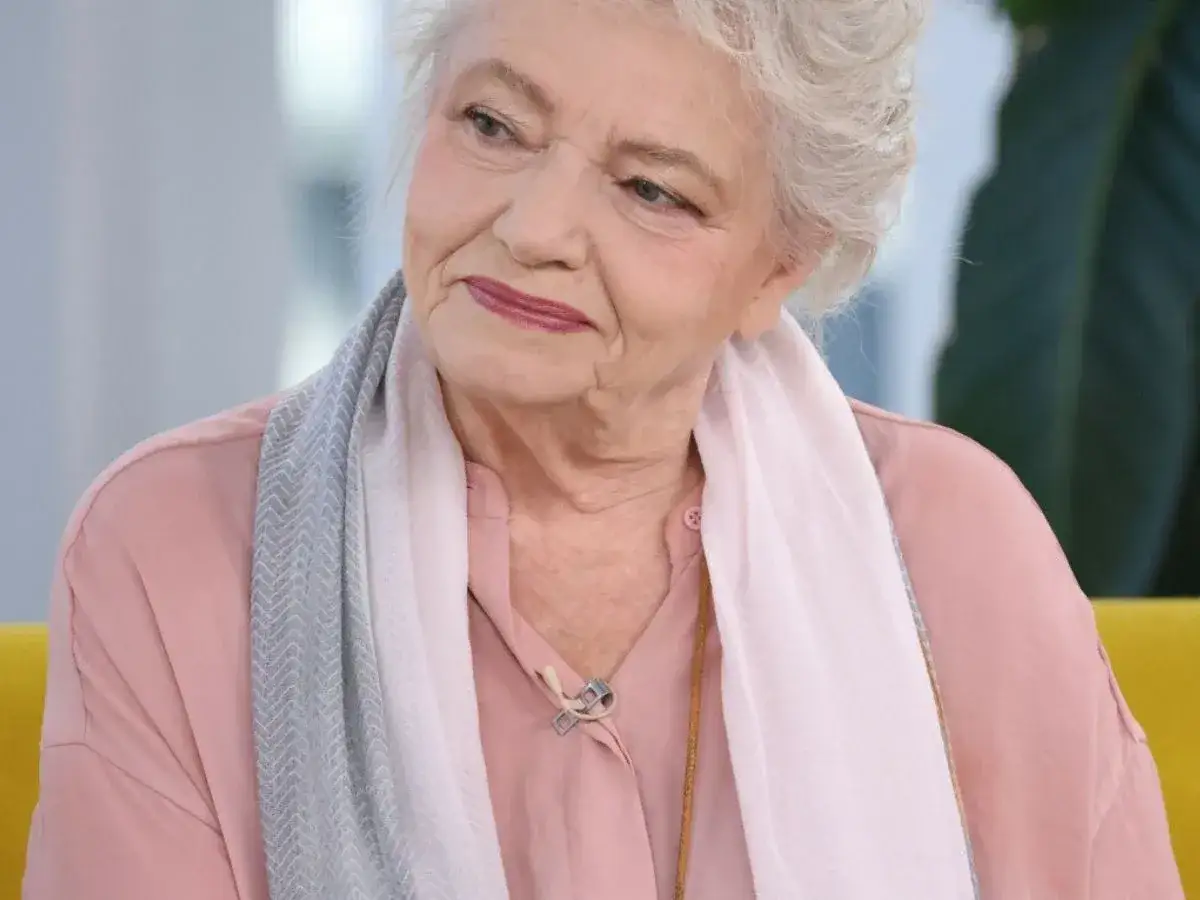 Anna Seniuk obecnie, z siwymi włosami i w różowej bluzce, otulona szalem.