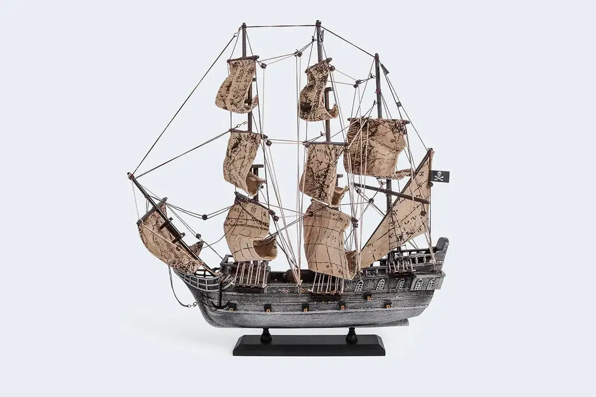 Statek piracki na wzburzonym morzu, estetyka kina przygodowego