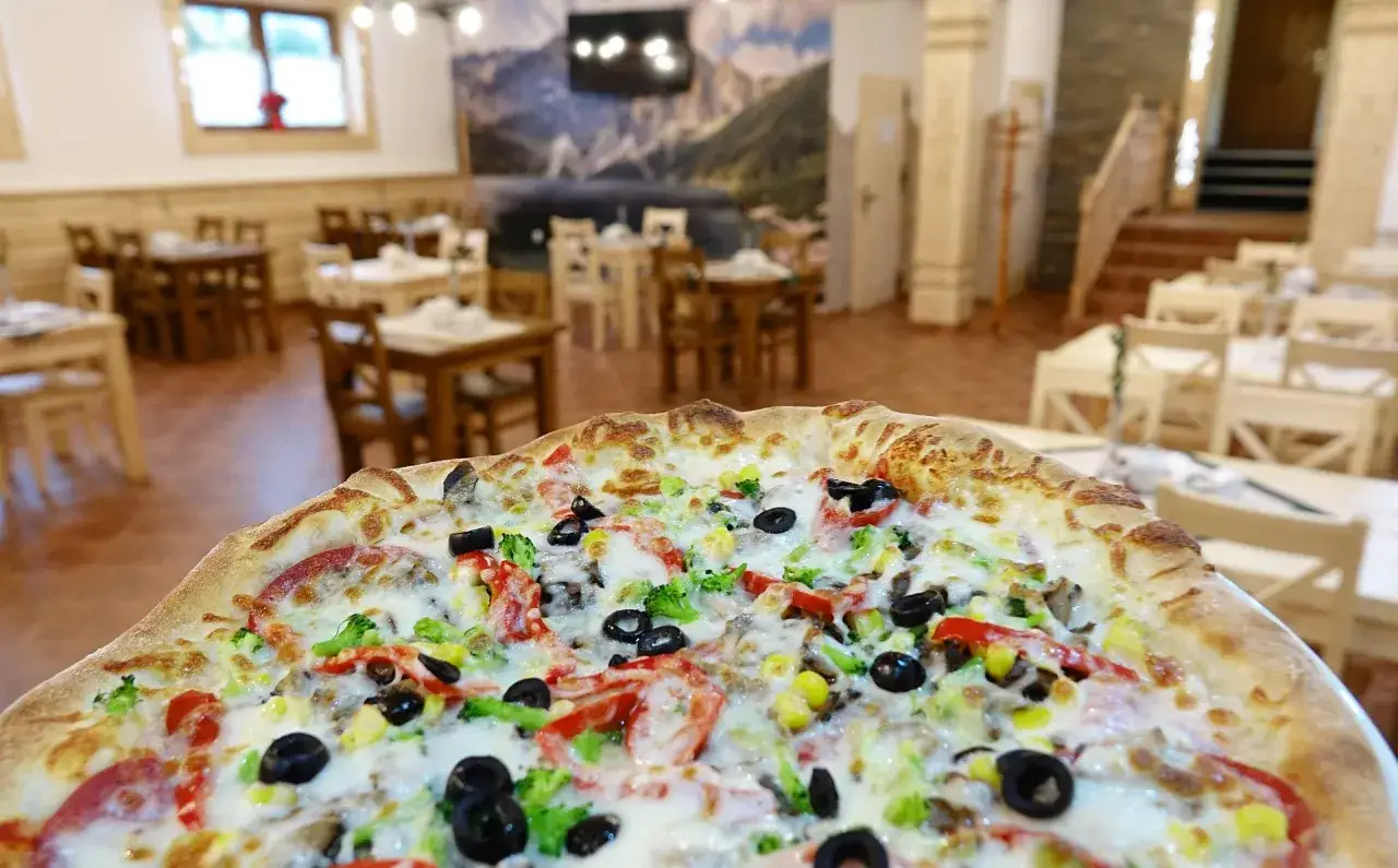 Pyszna pizza z brokułami i oliwkami, idealna na posiłek w Tatrach. Gdzie zjeść białka tatrzańska? Tu!