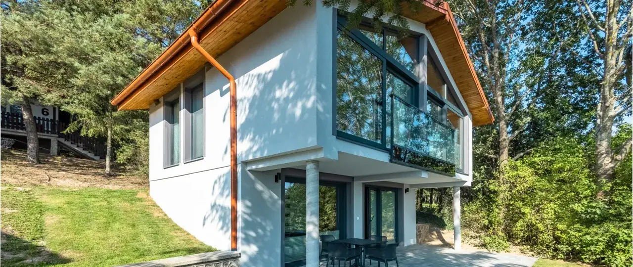 wędkarz z rodziną nad jeziorem domek