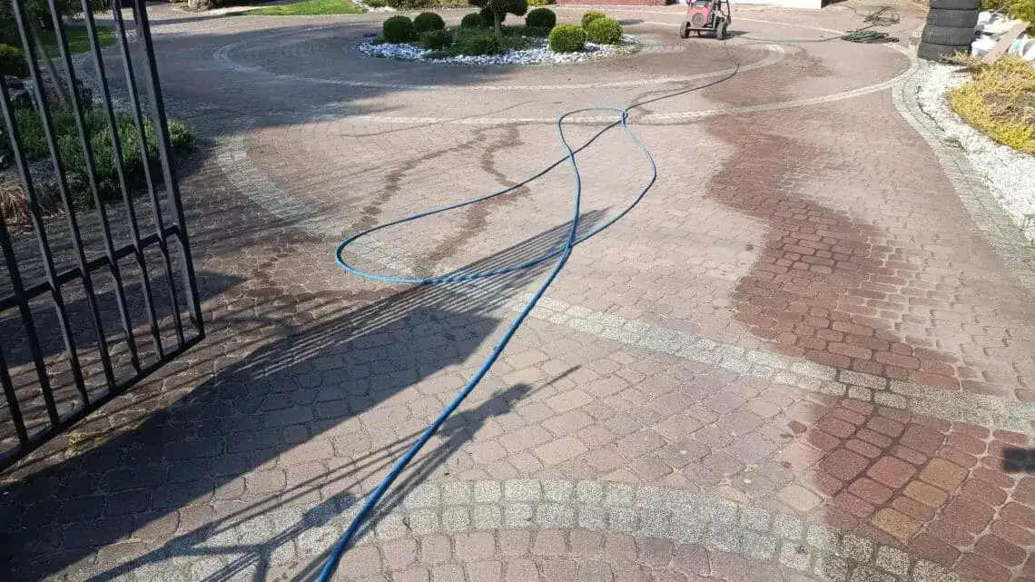 Zdjęcie Jak zmyć cement z kostki brukowej - skuteczne metody na plamy