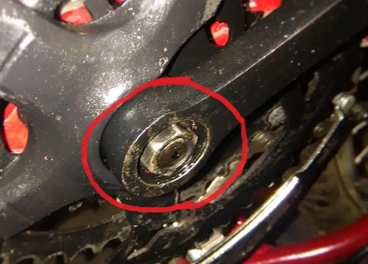 Śruba korby rowerowej, kluczowa do demontażu. Jak zdjąć korbę w rowerze bez ściągacza?