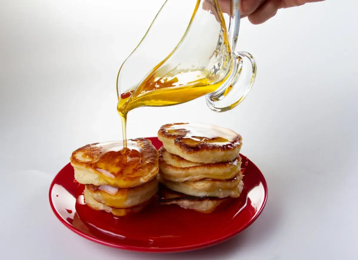 Wegańskie zamienniki miodu: syrop klonowy, syrop z agawy, syrop daktylowy, syrop z mniszka